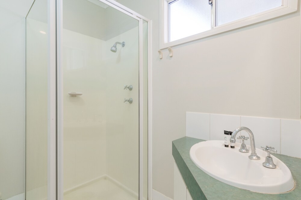 Standard 2 Bedroom Cabin Sleeps 5 - Guestroom