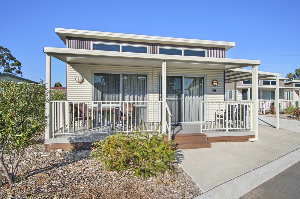 Deluxe 3 Bedroom Cabin - Featured Image