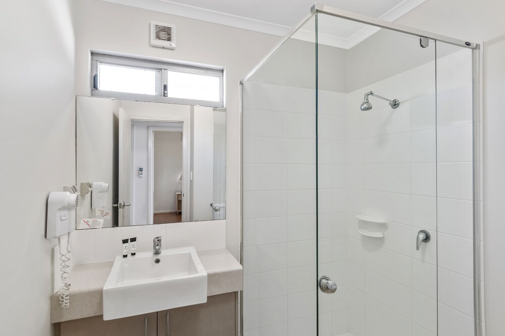 Deluxe 3 Bedroom Cabin - Bathroom