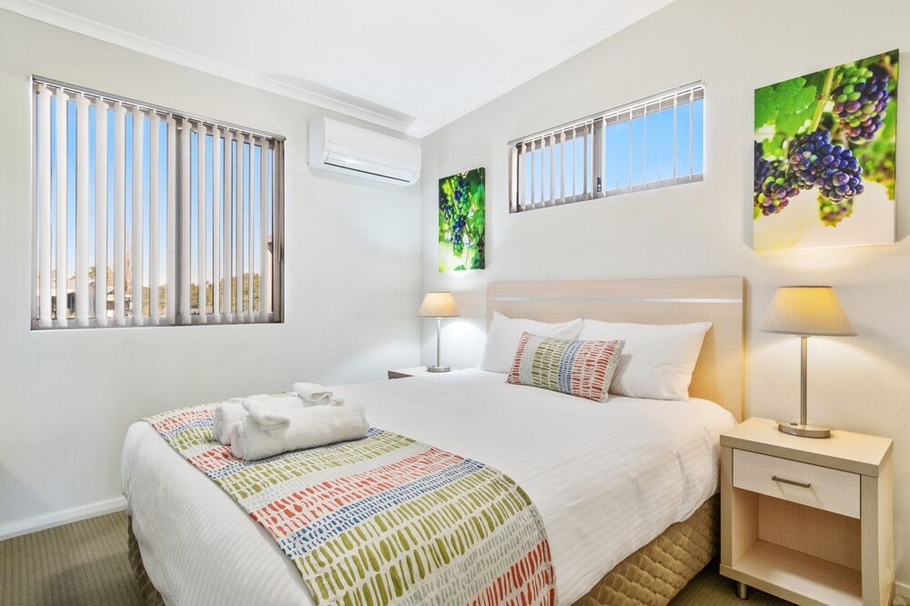 Deluxe 3 Bedroom Cabin - Guestroom