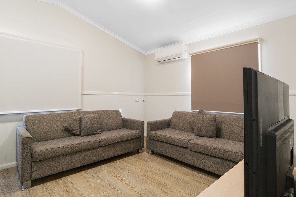 Standard 2 Bedroom Cabin Sleeps 5 - Guestroom