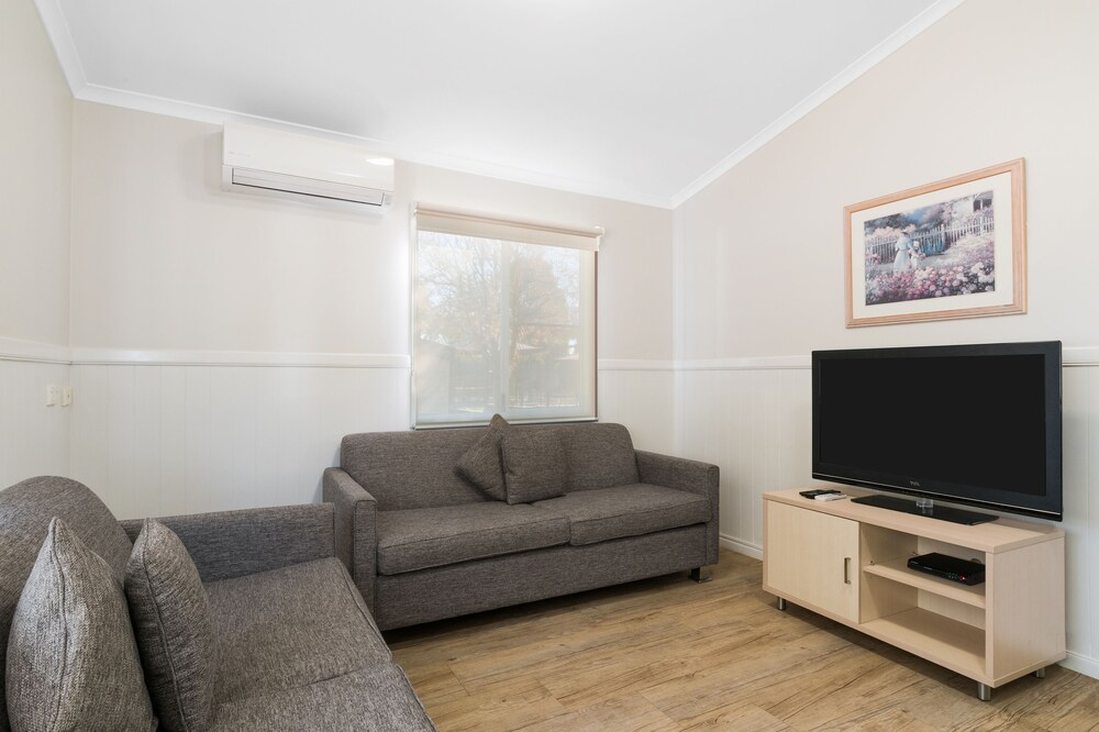 Standard 2 Bedroom Cabin Sleeps 5 - Living Area