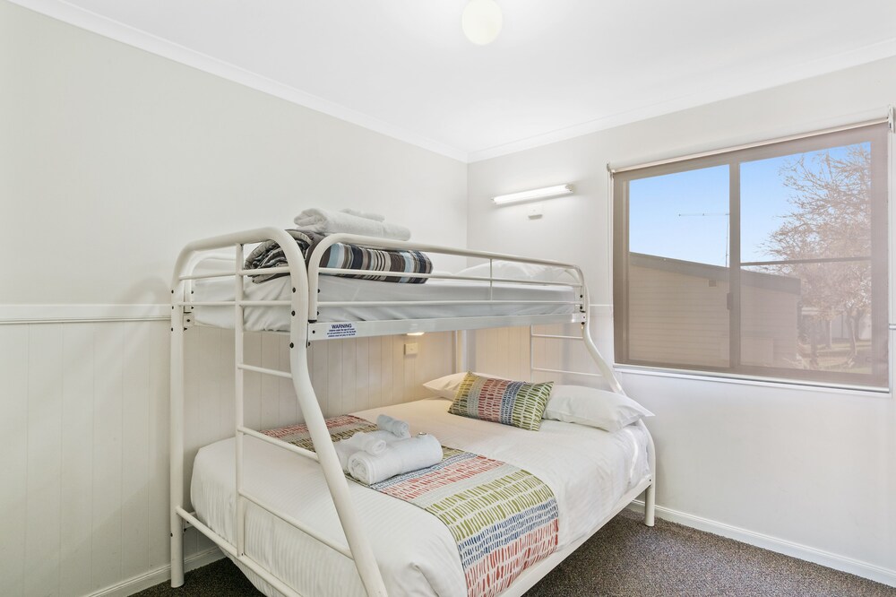 Standard 2 Bedroom Cabin Sleeps 5 - Guestroom