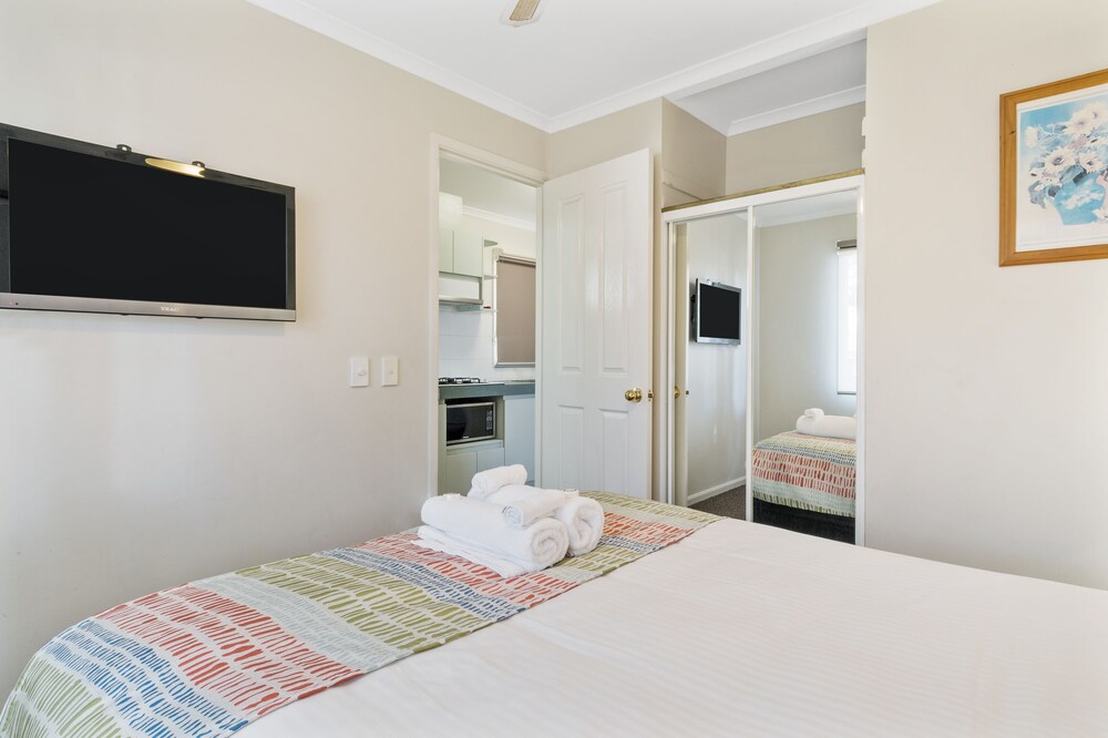 Standard 2 Bedroom Cabin Sleeps 5 - Guestroom
