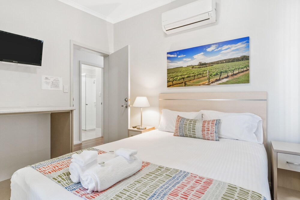 Deluxe 3 Bedroom Cabin - Guestroom