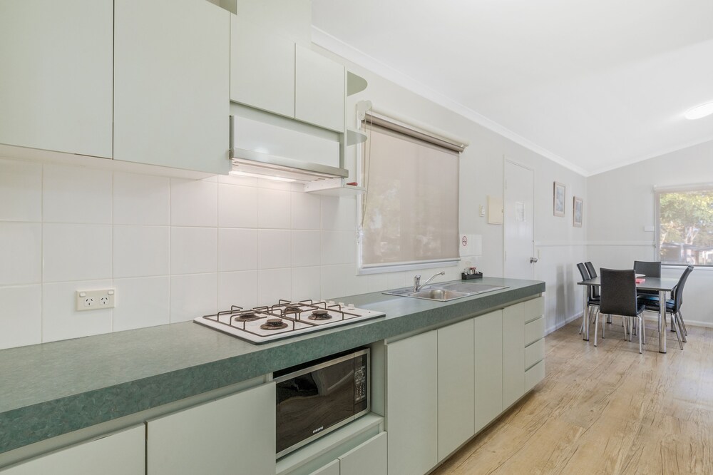 Standard 2 Bedroom Cabin Sleeps 5 - In-Room Kitchen
