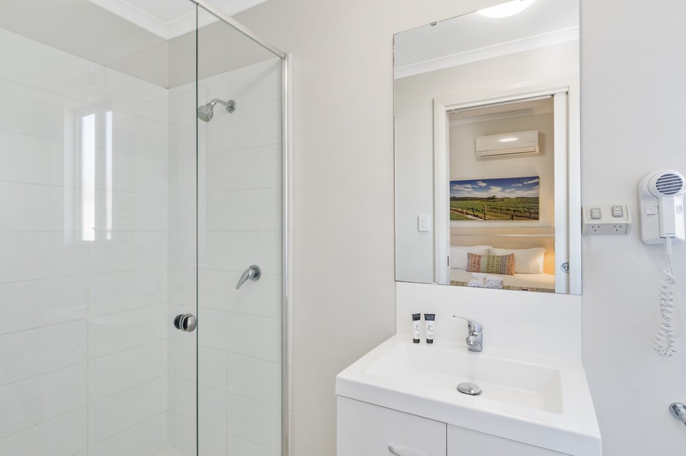 Deluxe 3 Bedroom Cabin - Guestroom