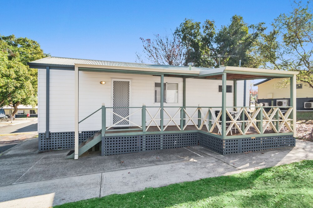 Standard 2 Bedroom Cabin Sleeps 5 - Terrace/Patio