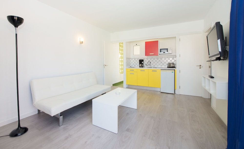 Bungalow, 1 Bedroom - Living Room