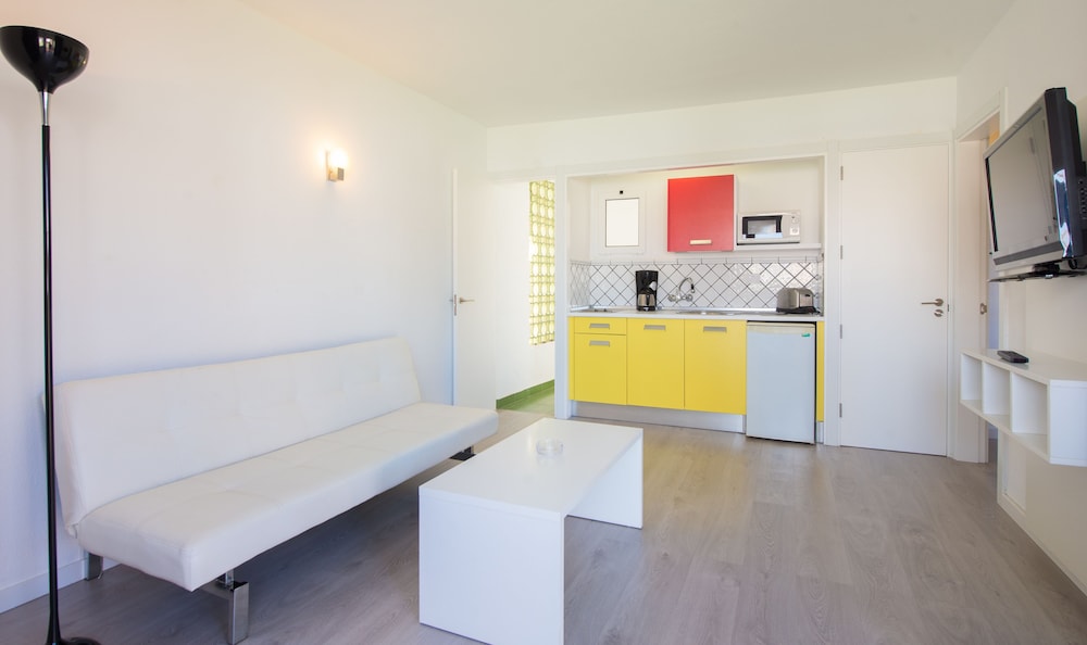 Bungalow, 1 Bedroom - Living Room