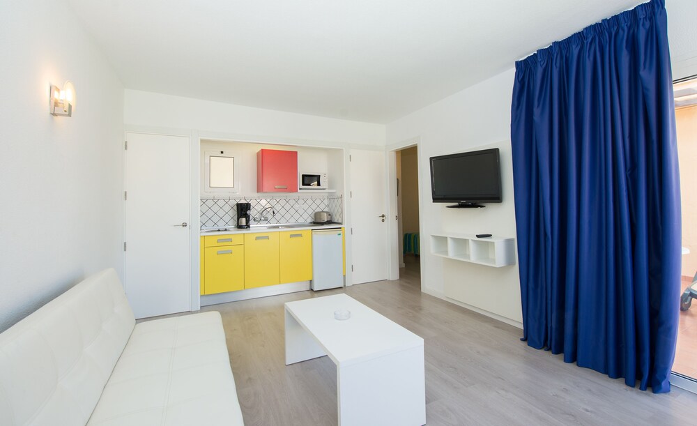Bungalow, 1 Bedroom - Living Room