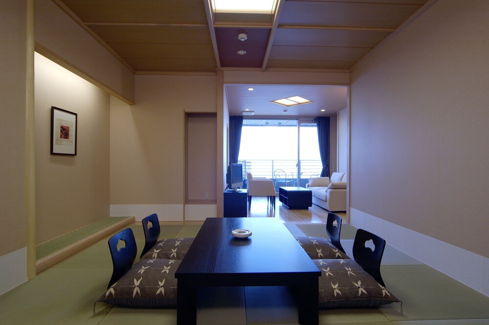 Room, Biwako Ryokusuitei