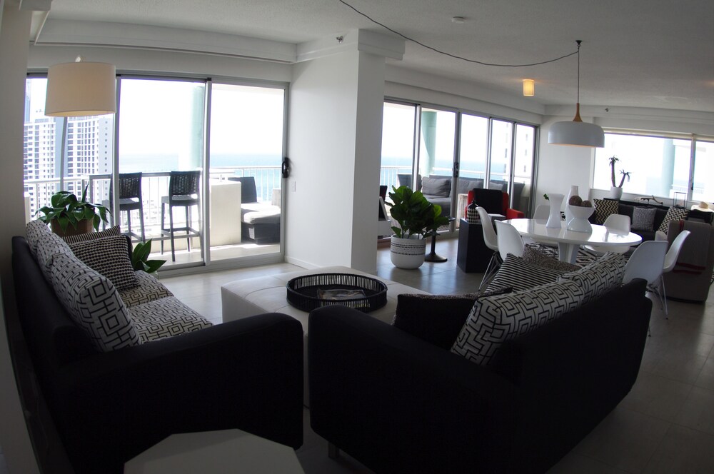 Luxury Apartment, 2 Queen Beds - Guestroom