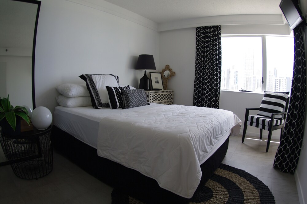 Luxury Apartment, 2 Queen Beds - Guestroom