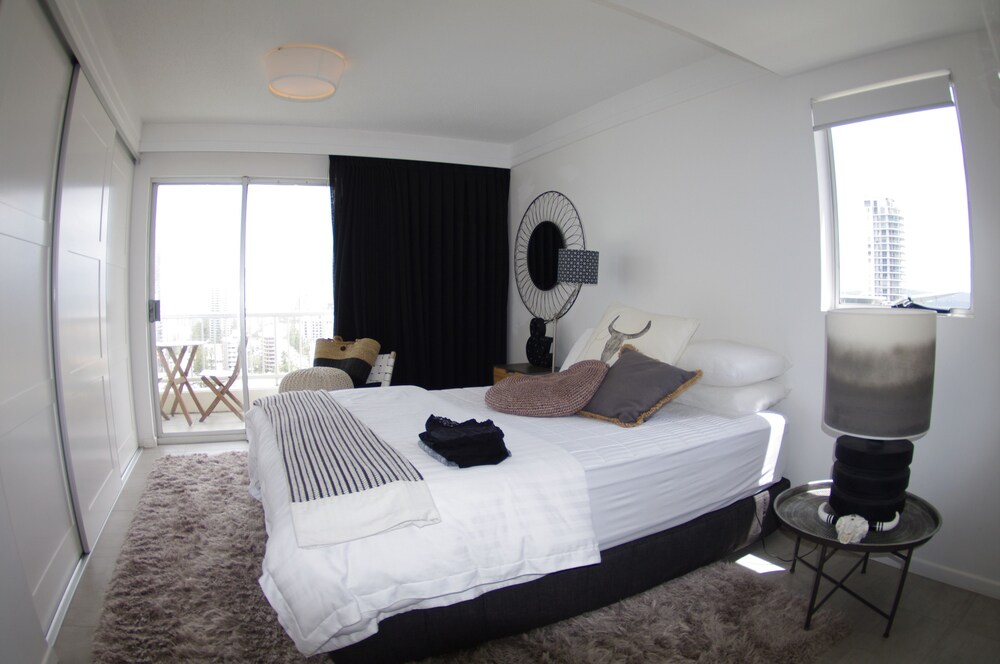 Luxury Apartment, 2 Queen Beds - Guestroom
