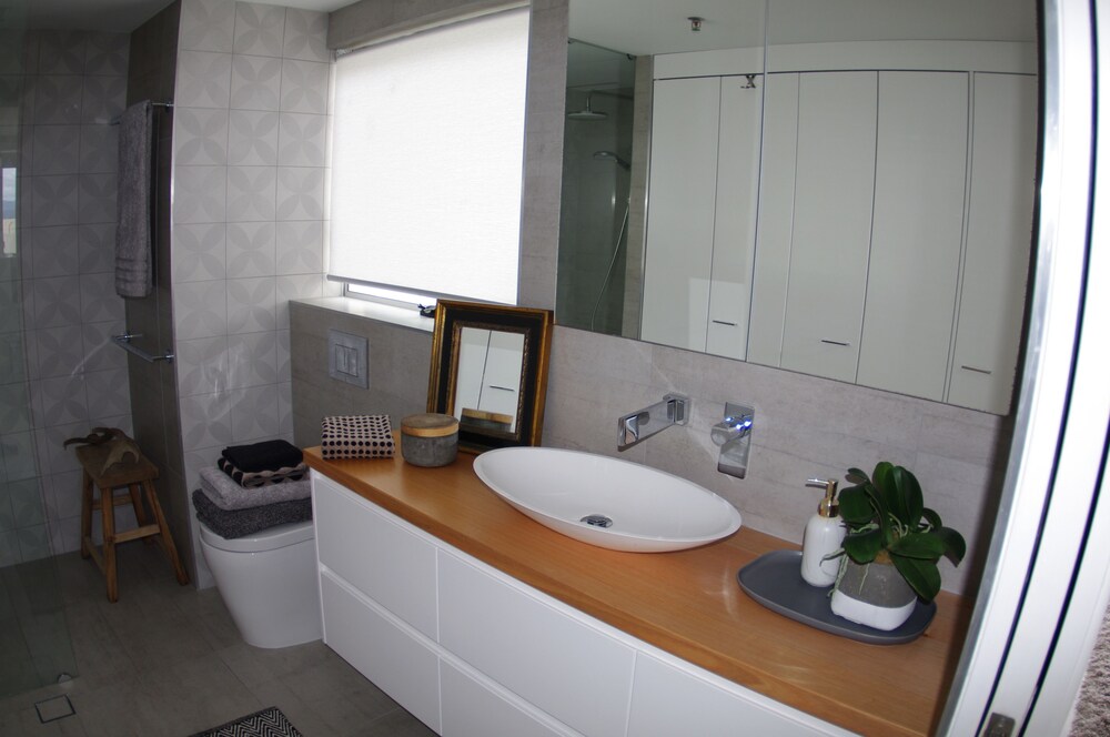 Luxury Apartment, 2 Queen Beds - Bathroom