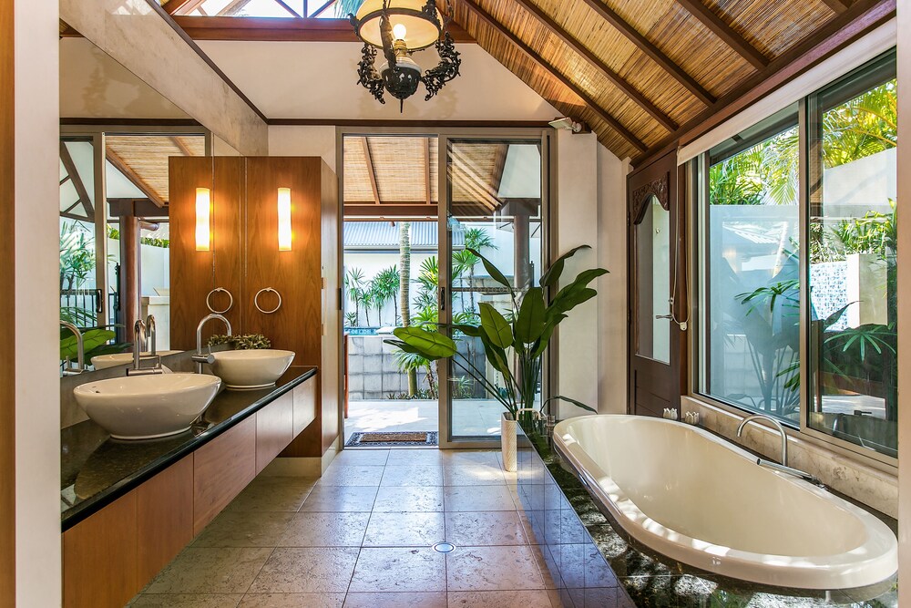 Luxury Villa - Bathroom