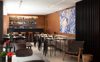 Hotel Bar