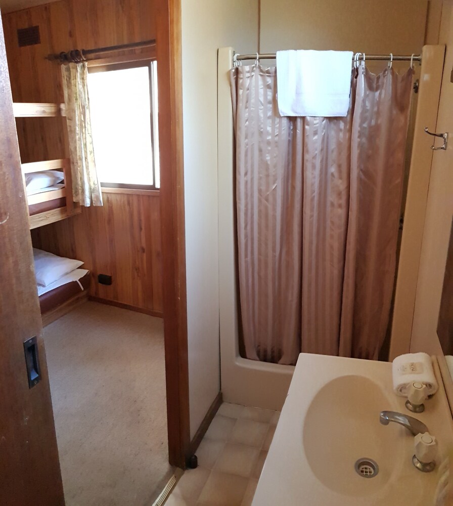 Economy Cabin - Bathroom