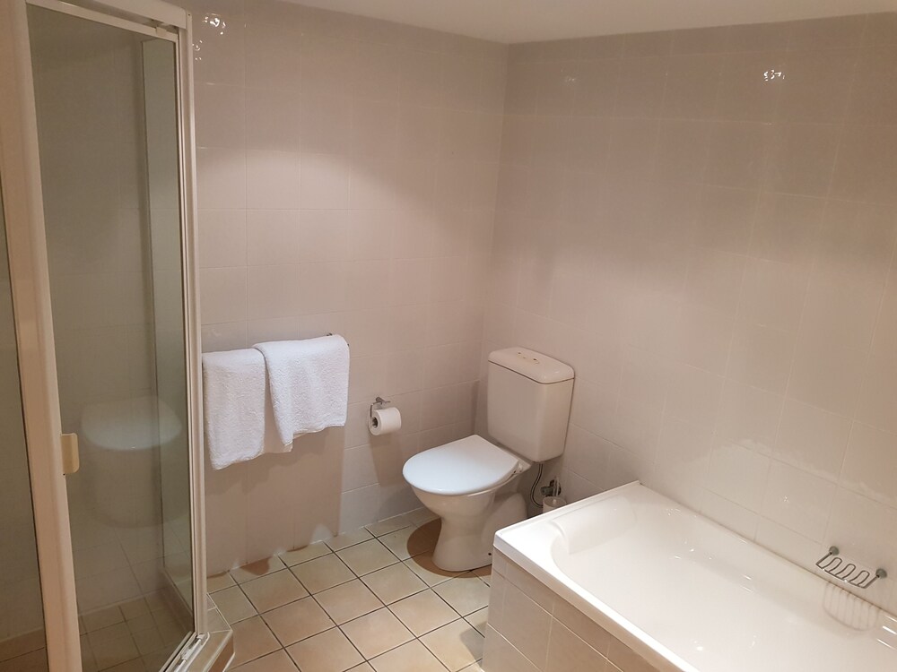 2 Bedroom Pool-Side SAVER - Bathroom