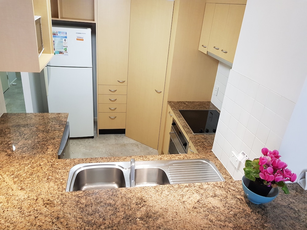 2 Bedroom Pool-Side SAVER - In-Room Kitchen