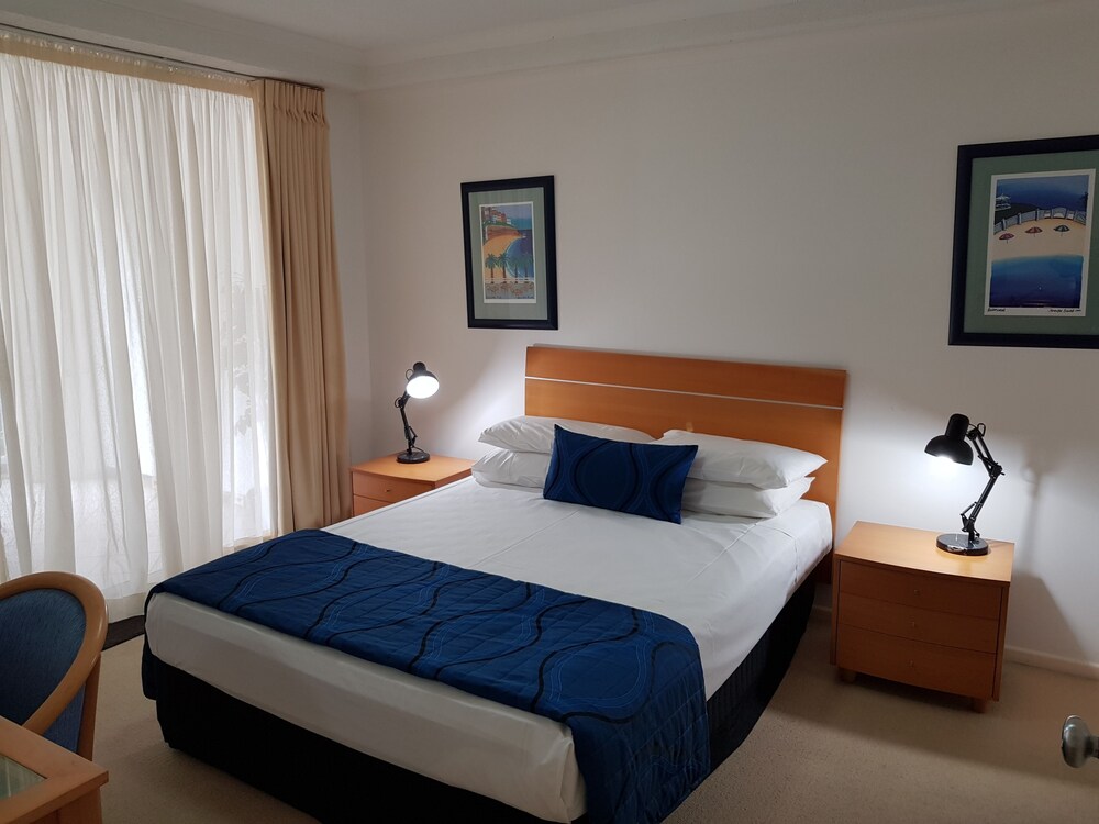 2 Bedroom Pool-Side SAVER - Guestroom