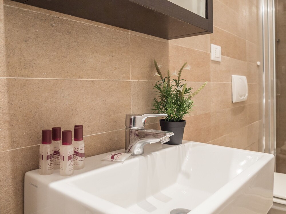 Apartment, 4 Bedrooms - Bathroom Sink