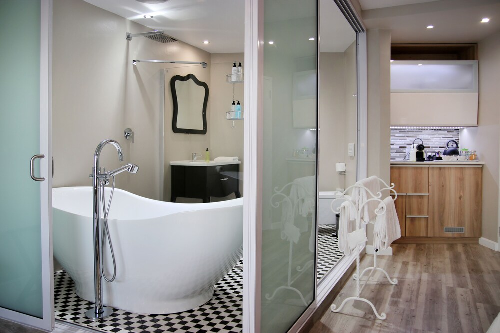 Deep Soaking Bathtub