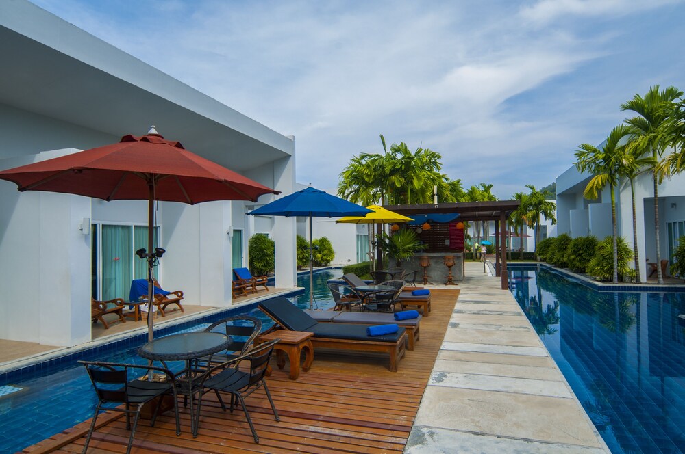 Poolside Bar