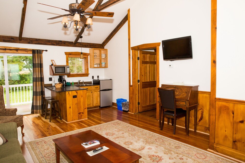 Deluxe Suite (Lieutenant Lodge) - In-Room Kitchenette