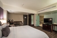 Premier Room, 1 King Bed, Bathtub (VIP King)