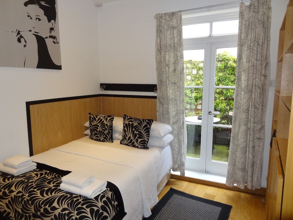 Patio Studio - Guestroom