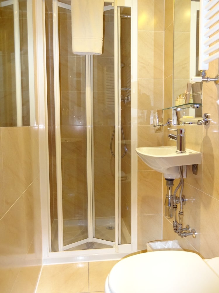 Executive Studio - Bathroom