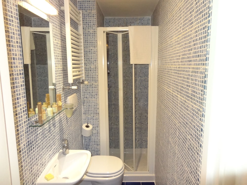 Standard Budget Studio - Bathroom
