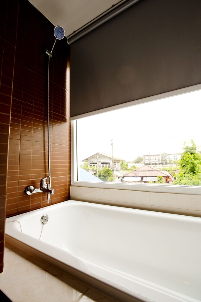 Deep Soaking Bathtub