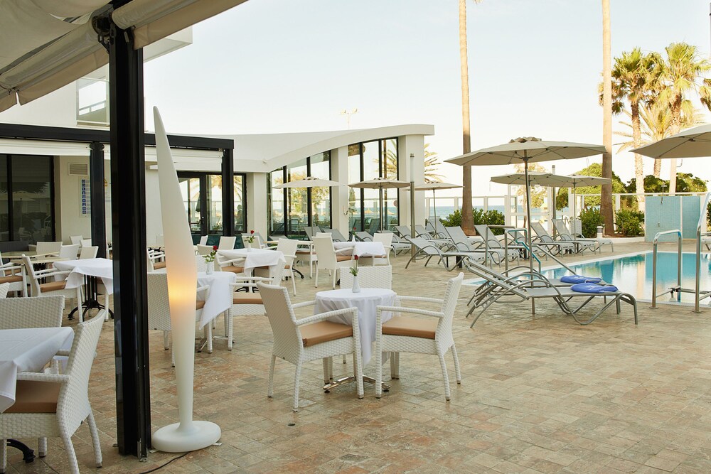Poolside Bar