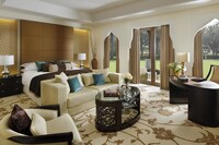 Palm Manor Premiere Room King Bed