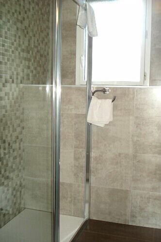 Studio for 2 adults and 1 child - Bathroom Shower