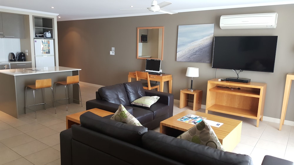 Apartment, 2 Bedrooms - Living Area