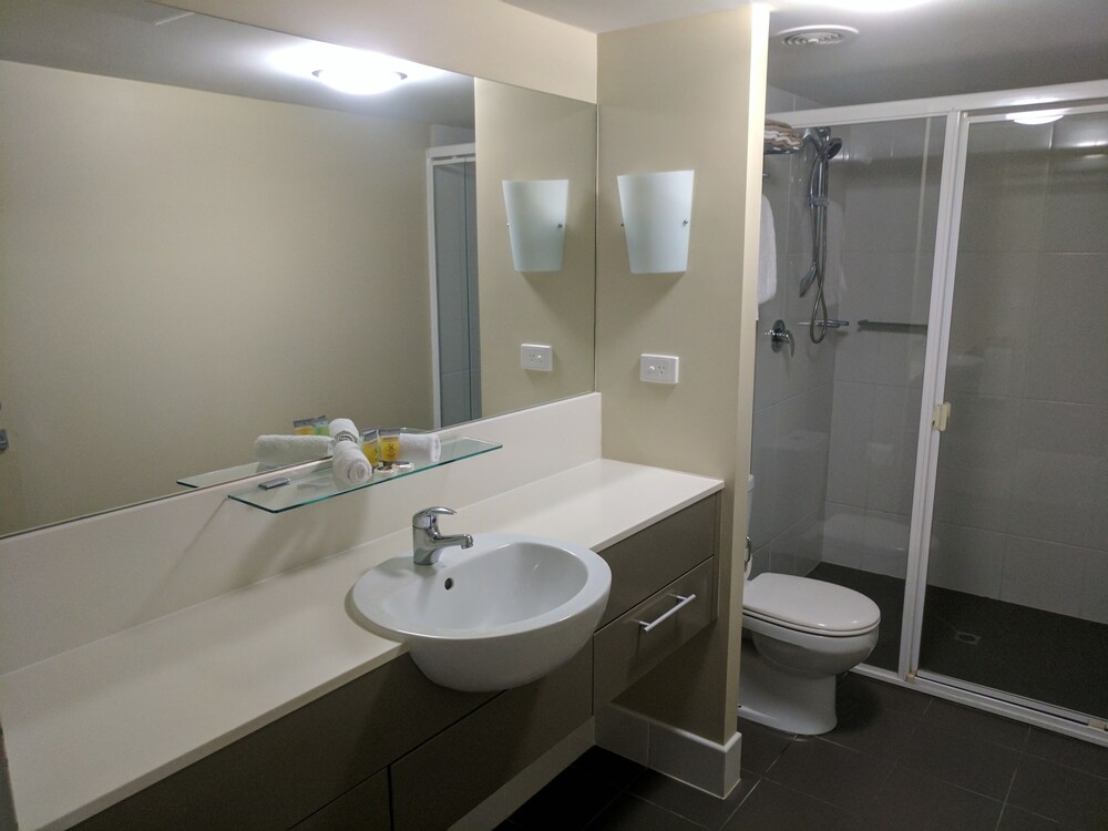 Luxury Triple Room (2 King and 2 Single Beds) - Bathroom