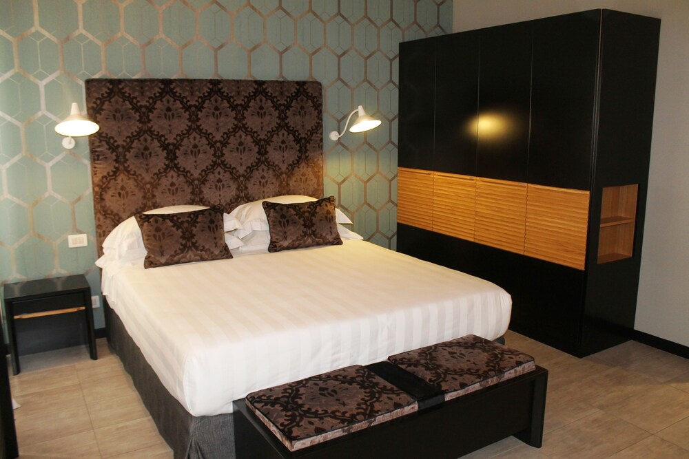 Deluxe Suite - Guestroom