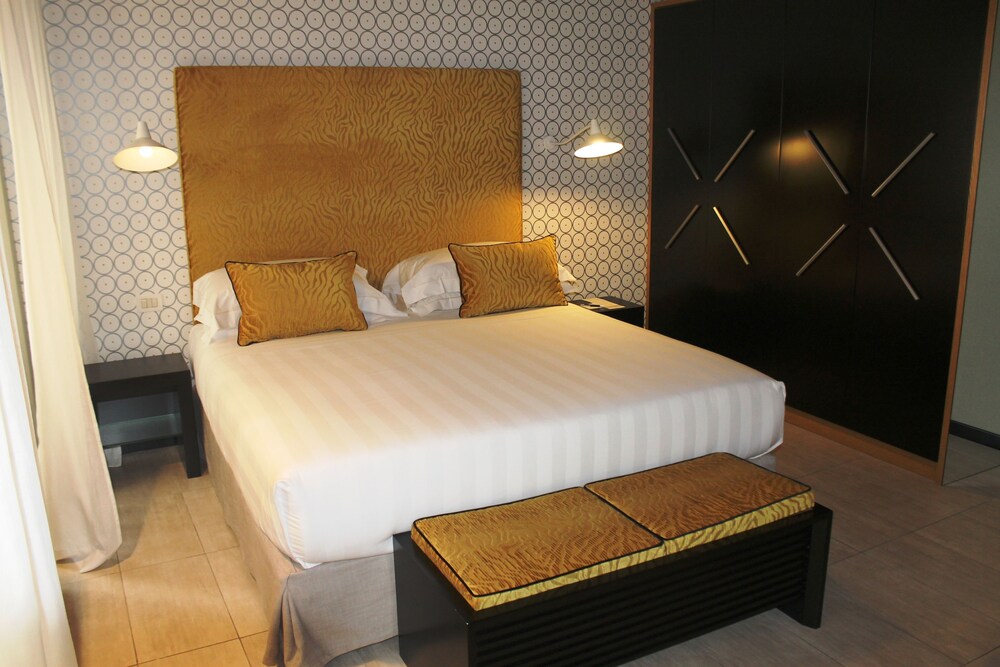 Deluxe Suite - Guestroom