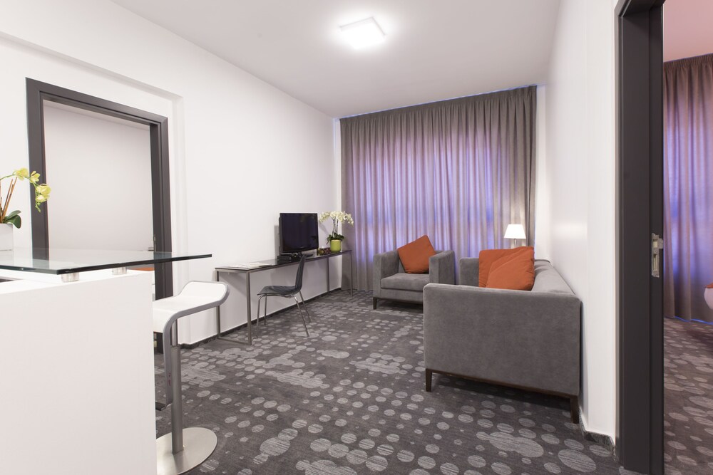 Suite, 2 Bedrooms - Living Room