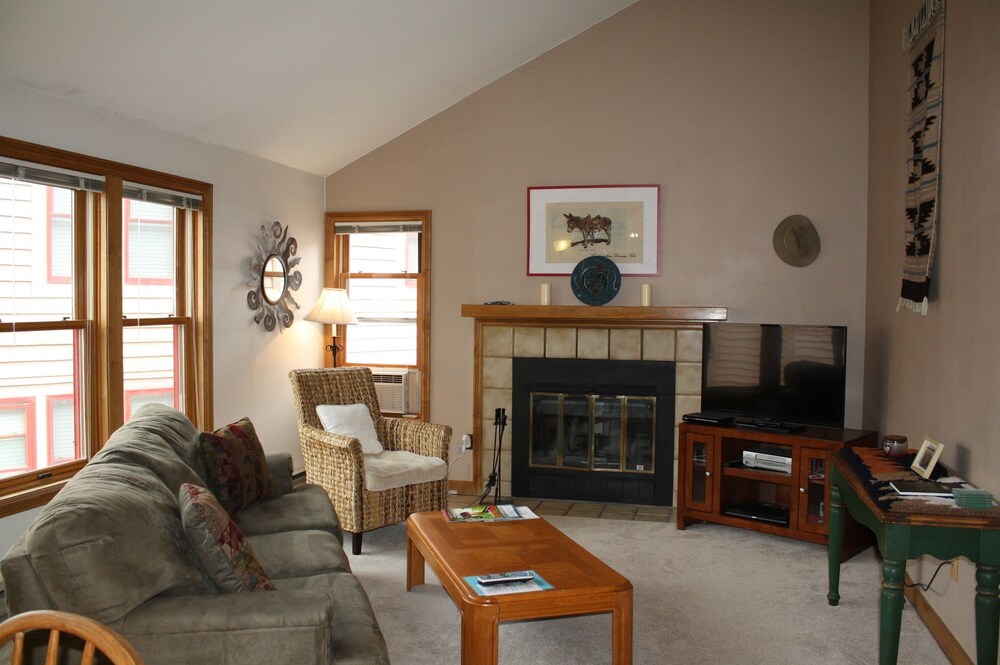Condo, 1 Bedroom, Private Bathroom (Astoria) - Featured Image