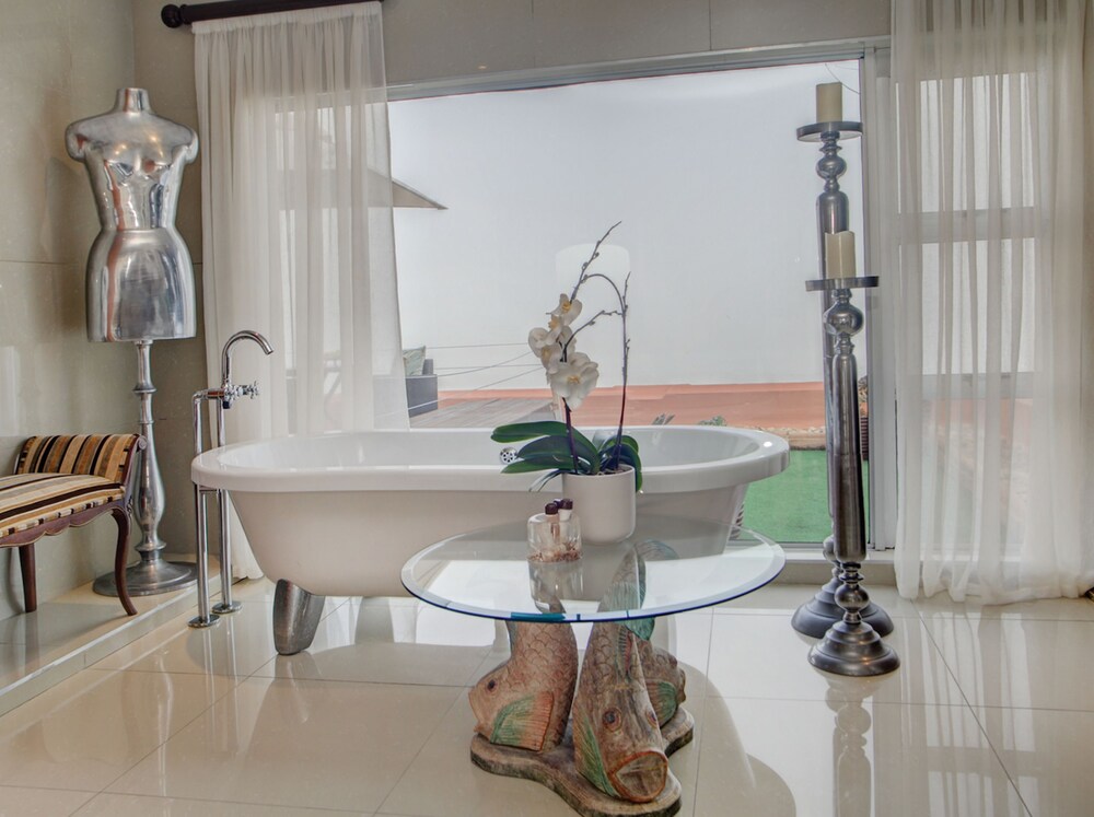 Deep Soaking Bathtub
