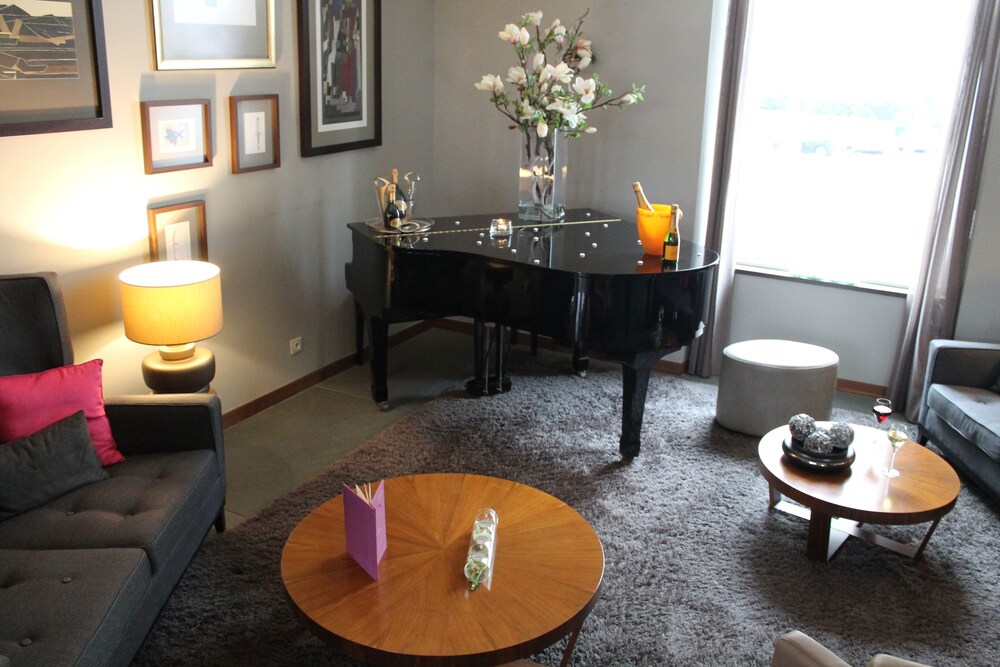 Hotel Lounge