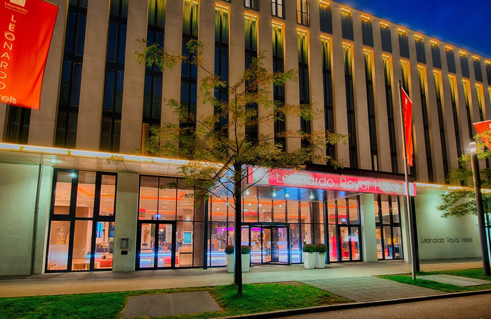 Hotelfassade am Abend/bei Nacht