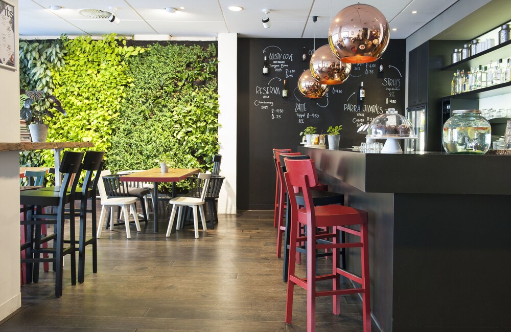 Hotel Bar
