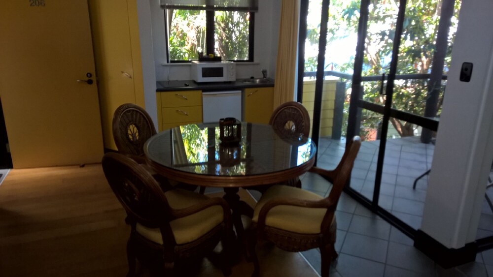 Deluxe Studio Apartment - In-Room Dining