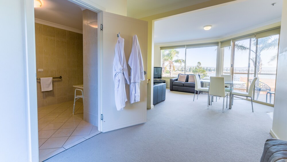 Studio, Ocean & Pool View - Living Area